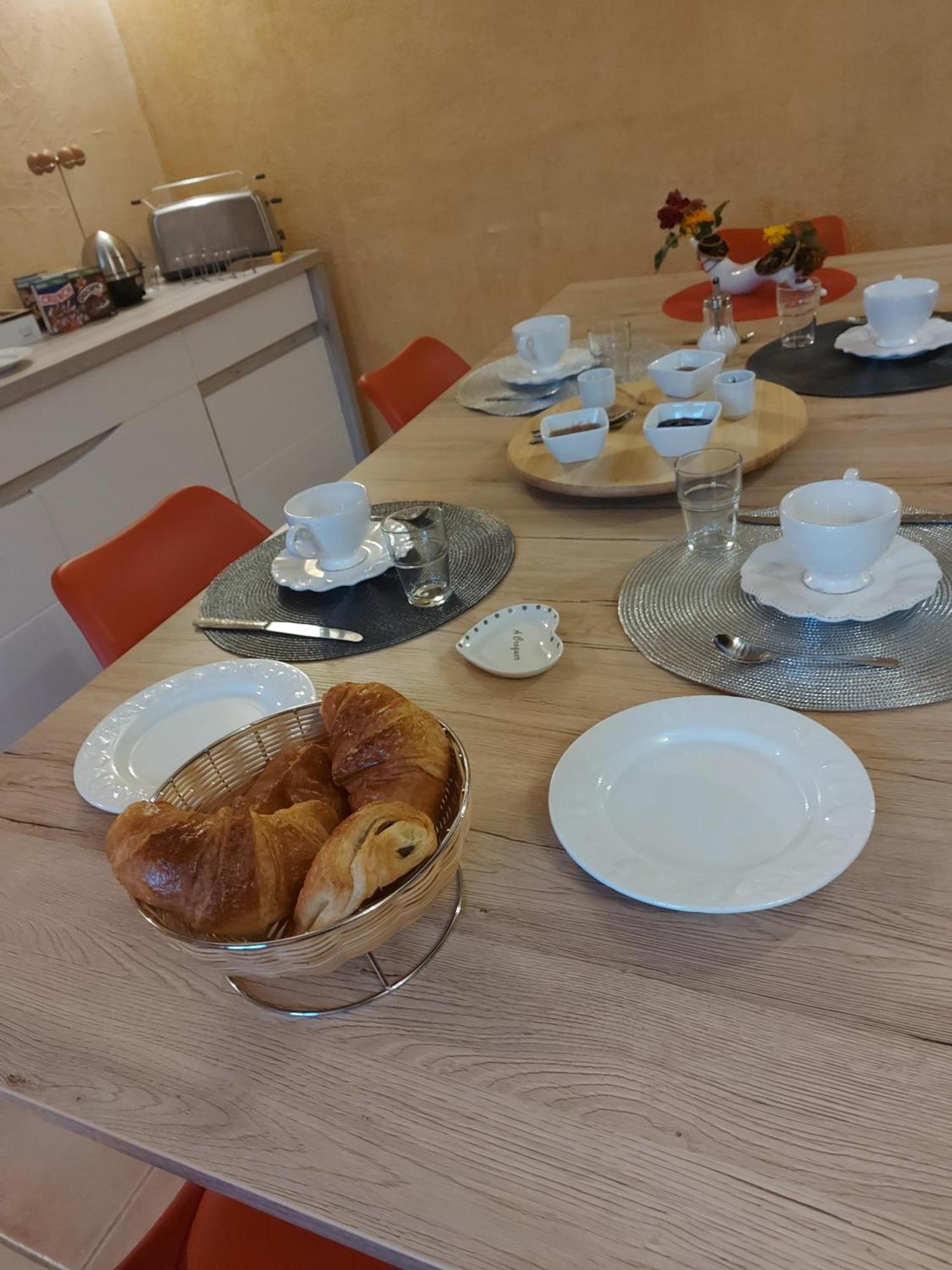 Le Moulin De L'Etang Hotel Chaneins Стая снимка
