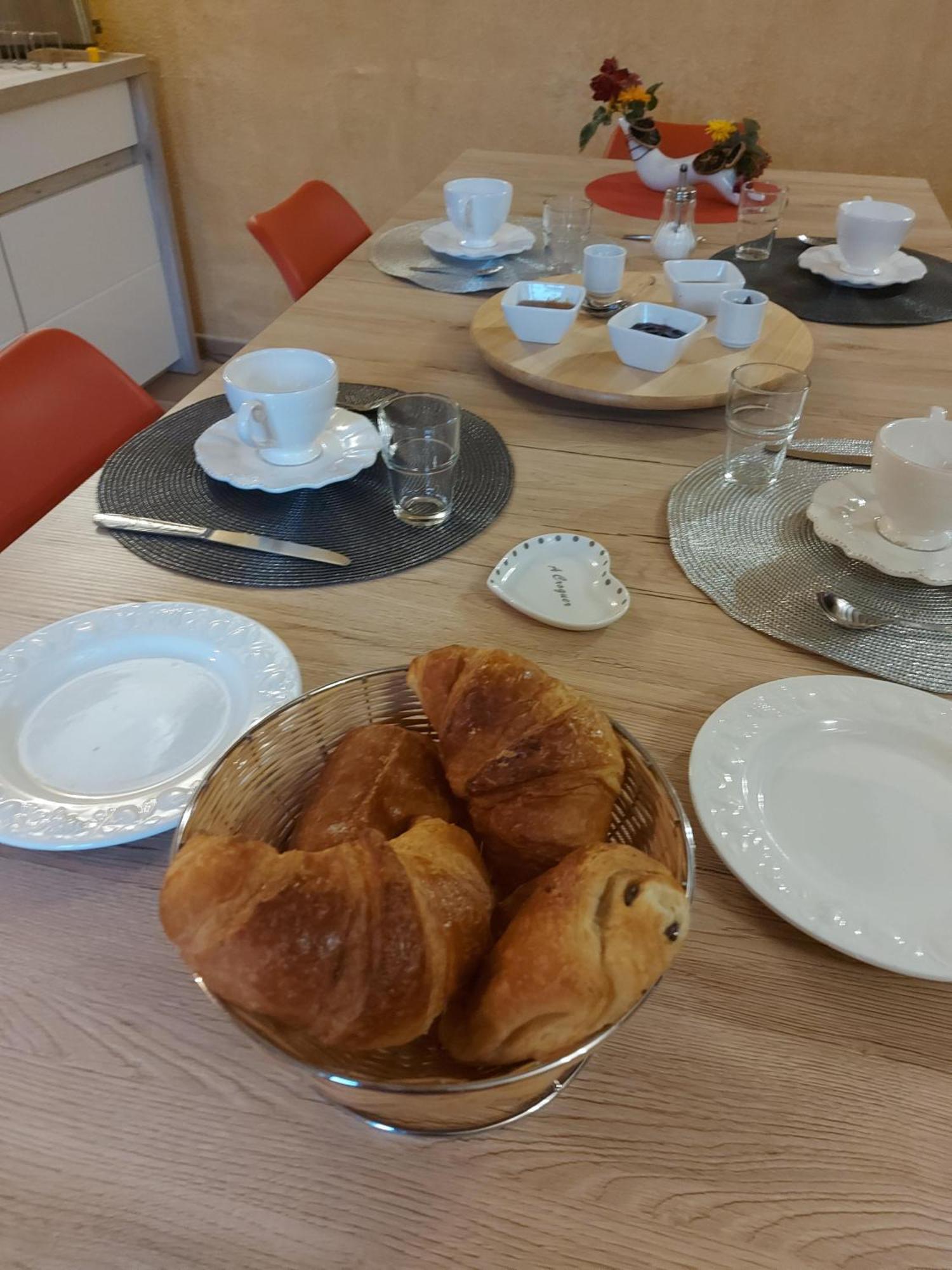 Le Moulin De L'Etang Hotel Chaneins Стая снимка